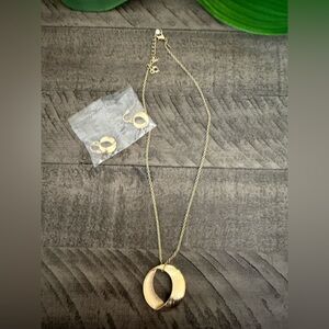 Avon NRT Elegant Gold Necklace and Earring Set